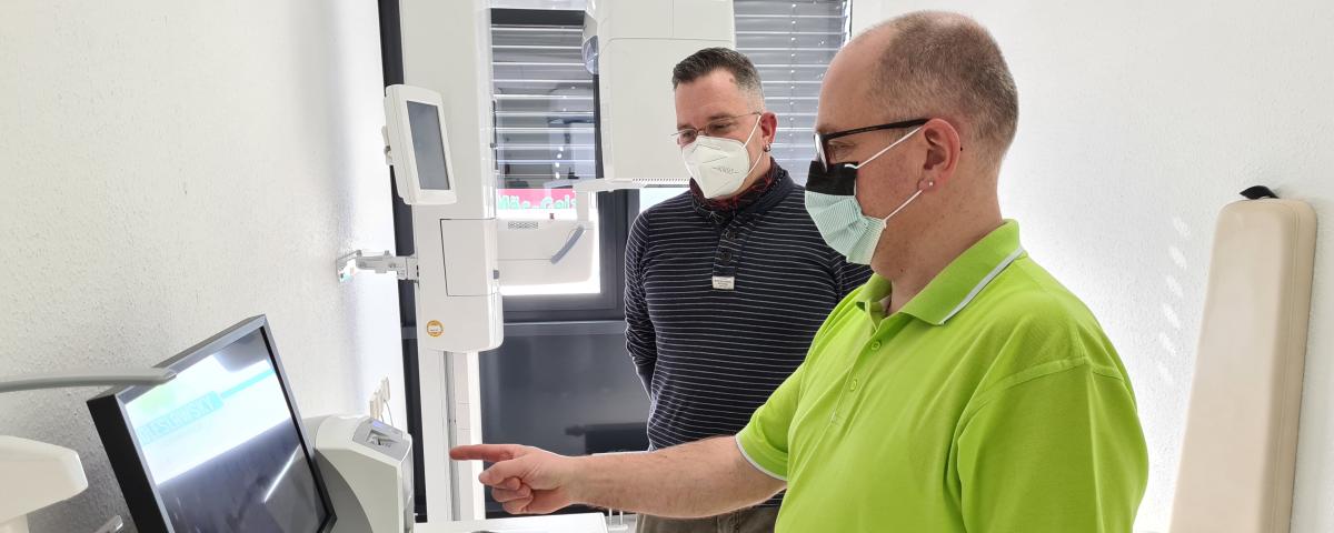 Zahnarzt Frank Boleslawsky erklärt die Behandlungschritte am Bildschirm